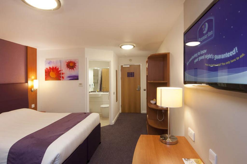 Premier Inn Manchester - Heaton Park Экстерьер фото